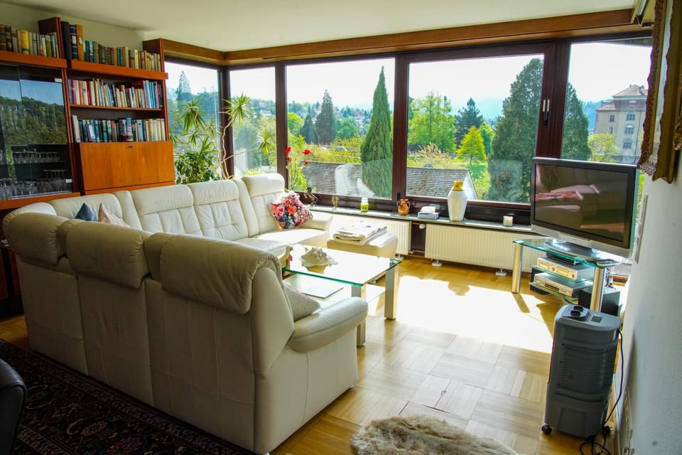Communal lounge/ TV room, Library, TV and multimedia, Living room, Seating area, Evening entertainment