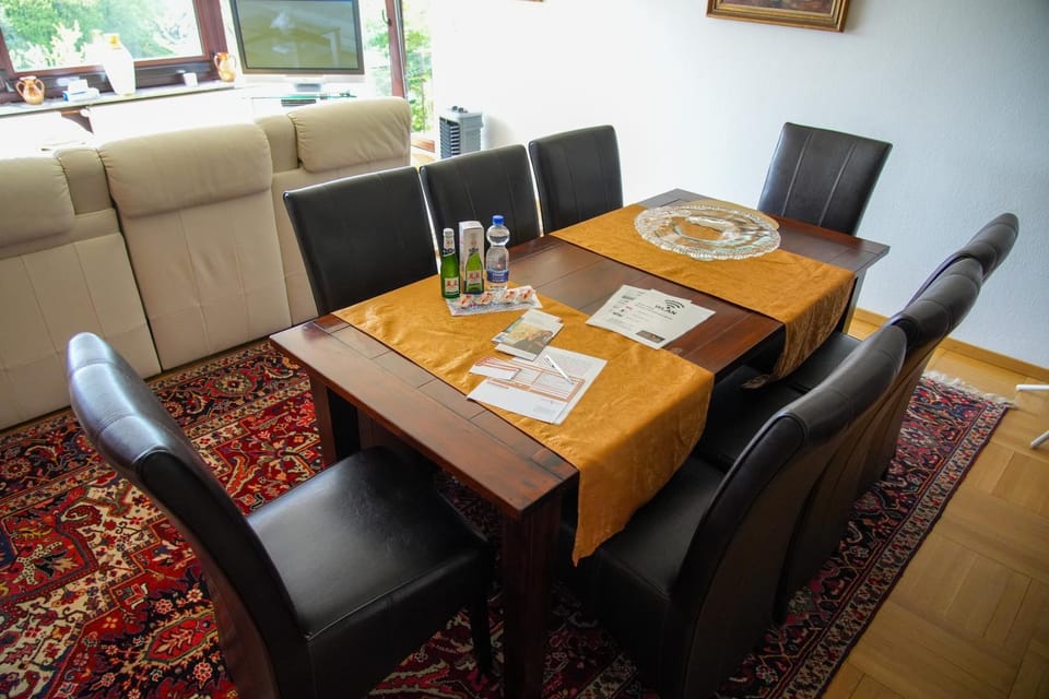 Living room, Food and drinks, Seating area, Dining area, Food