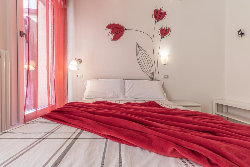 Bed, Photo of the whole room, Decorative detail, Bedroom, heating