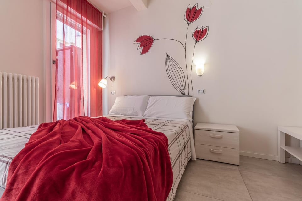 Bed, Photo of the whole room, Decorative detail, Bedroom, heating