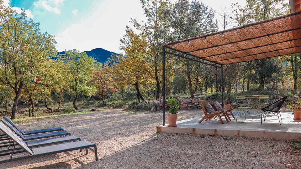 Property building, Spring, Day, Natural landscape, Garden, Garden view, Mountain view, sunbed