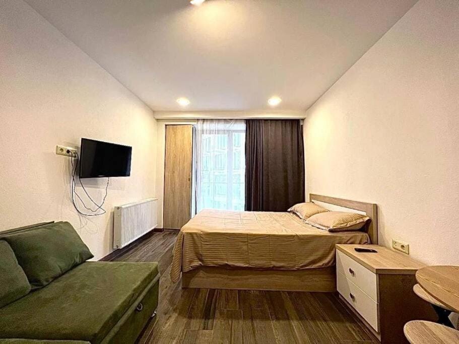 Communal lounge/ TV room, Bed, TV and multimedia, Living room, Photo of the whole room, Seating area, Evening entertainment, Bedroom
