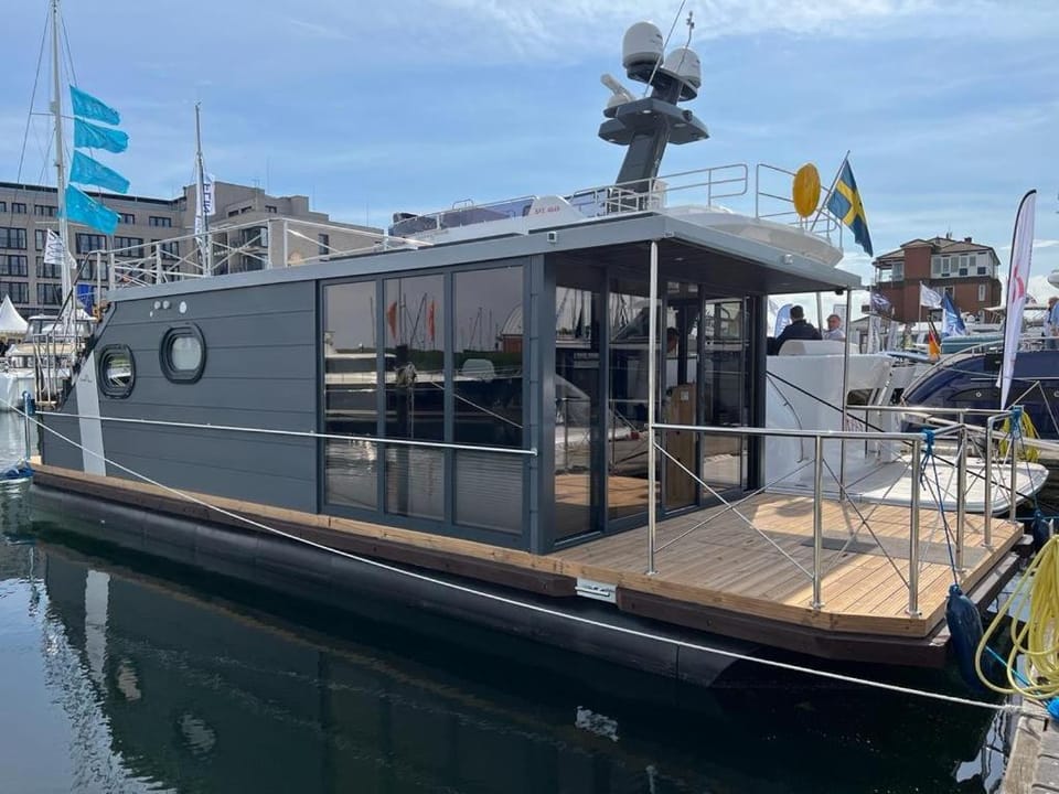 Hausboot inkl Motorboot, Ostsee Docked boat in Heiligenhafen