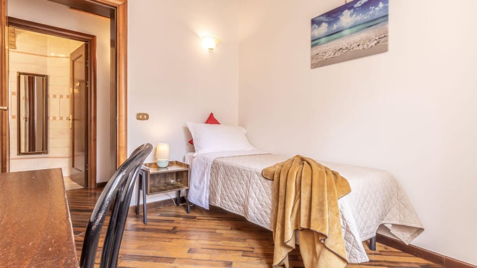 Bed, Day, Photo of the whole room, Decorative detail, Bedroom