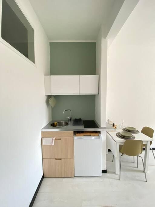 Kitchen or kitchenette, Dining area, stove