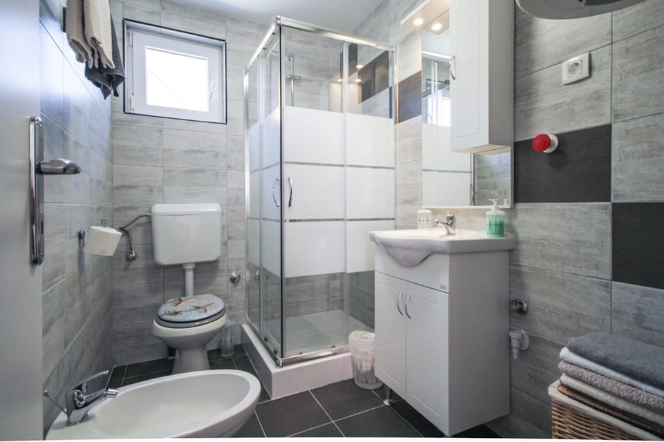 Shower, Toilet