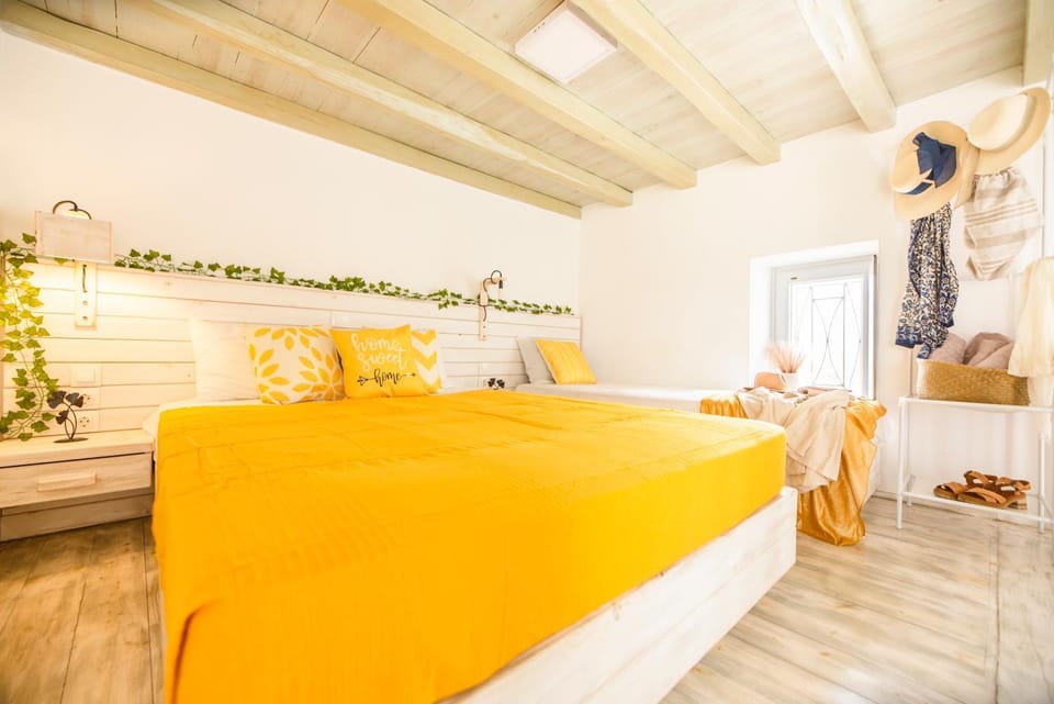 Bed, Bedroom, towels
