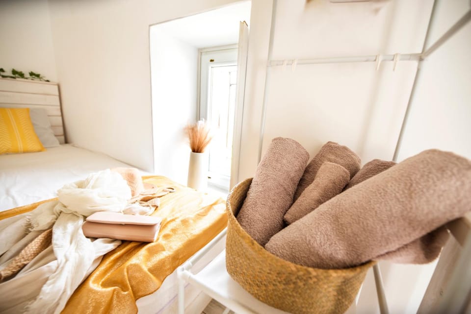 Bed, towels
