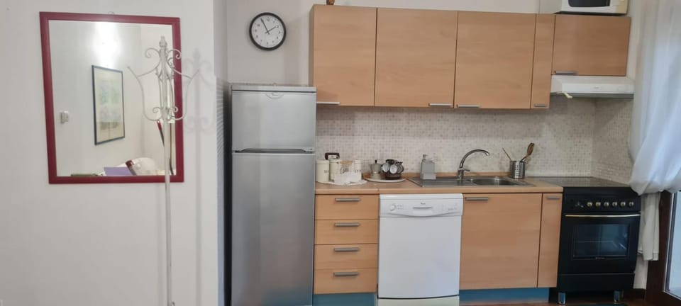 TV and multimedia, Kitchen or kitchenette, oven, stove