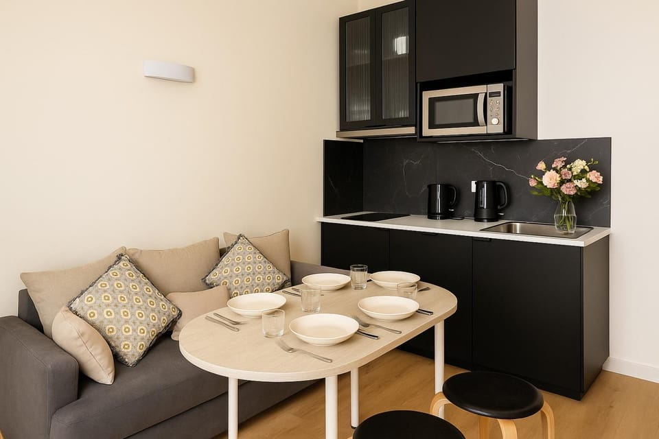 Coffee/tea facilities, Kitchen or kitchenette, Living room, Seating area, Dining area, minibar, pet friendly