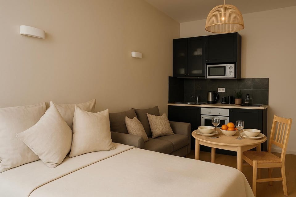 Bed, Coffee/tea facilities, Kitchen or kitchenette, Living room, Food and drinks, Photo of the whole room, Seating area, Dining area, Bedroom, Food, minibar