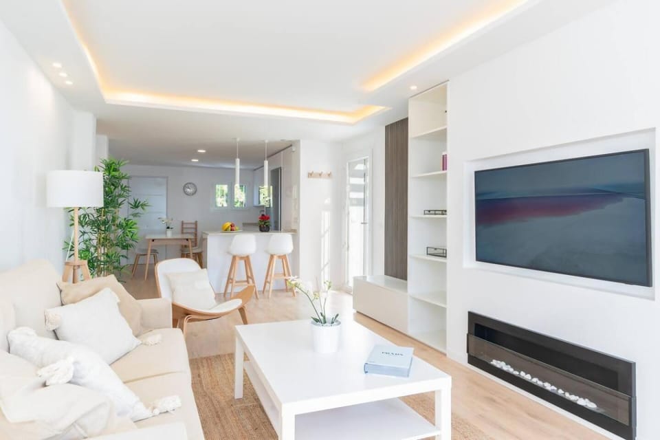 Communal lounge/ TV room, TV and multimedia, Living room, Seating area, Evening entertainment