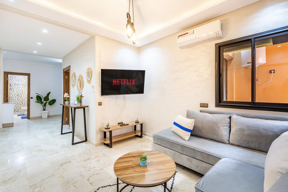 Communal lounge/ TV room, TV and multimedia, Living room, Seating area, Evening entertainment, air conditioner