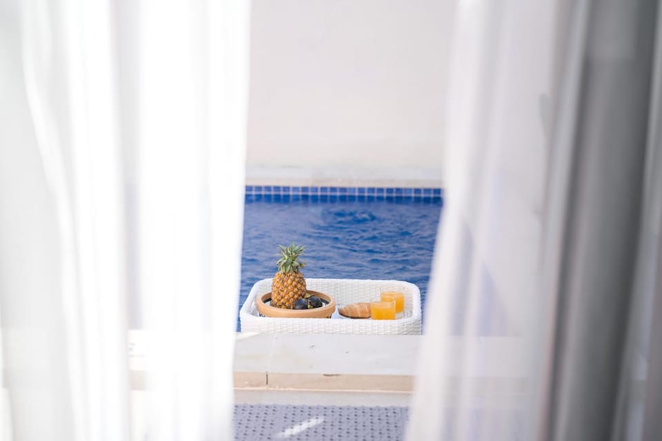 Swimming pool, Breakfast