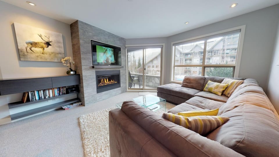 TV and multimedia, Living room, Seating area, Evening entertainment