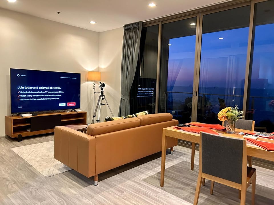 Communal lounge/ TV room, TV and multimedia, Living room, Seating area, Evening entertainment