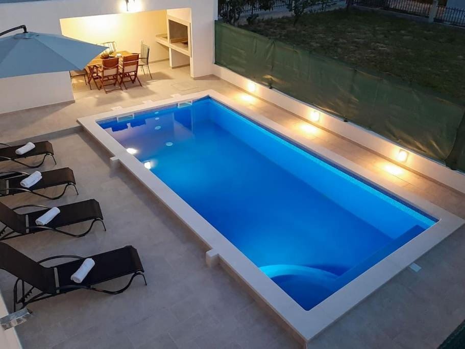 Pool view, Swimming pool, sunbed