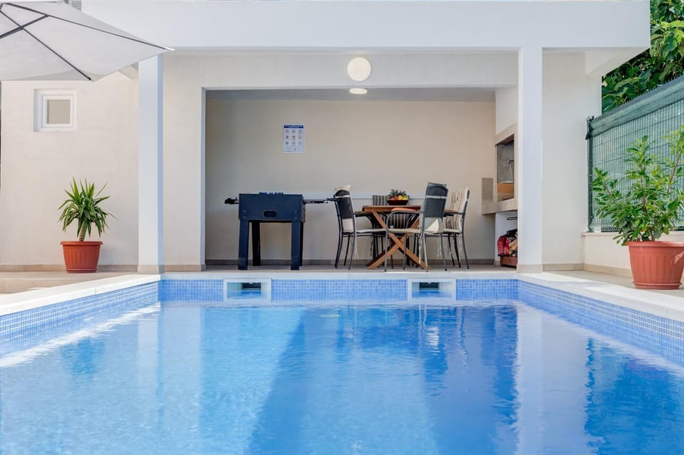 Dining area, Swimming pool