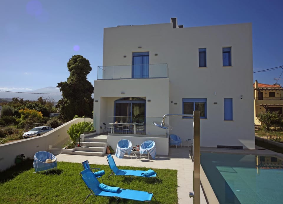 Property building, Day, Natural landscape, View (from property/room), Balcony/Terrace, Pool view, Swimming pool, sunbed