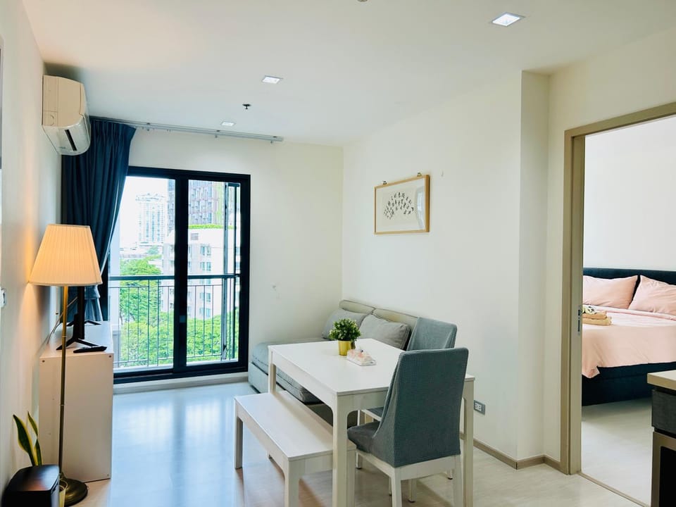 Bed, Living room, Photo of the whole room, Seating area, Bedroom