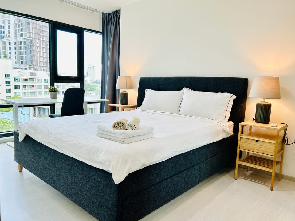 Bed, Photo of the whole room, Seating area