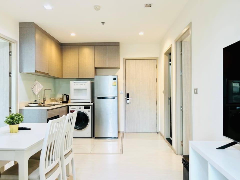 Kitchen or kitchenette, Dining area, washing machine