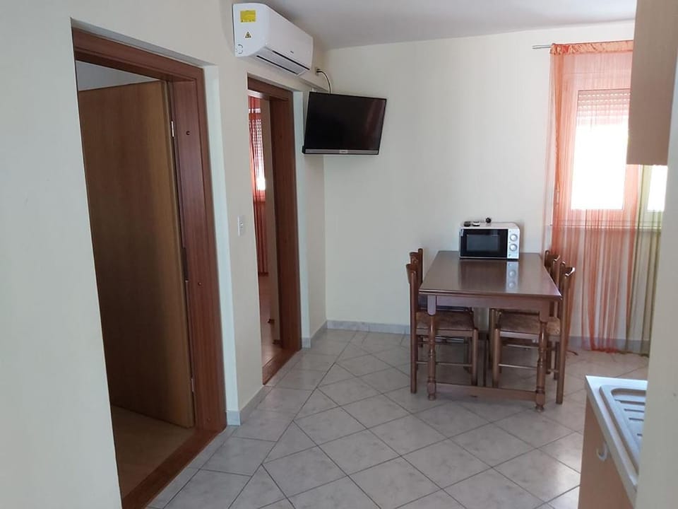TV and multimedia, Dining area, minibar, air conditioner