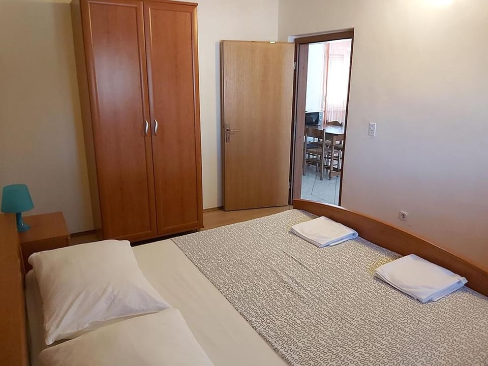 Bed, Bedroom, towels, wardrobe