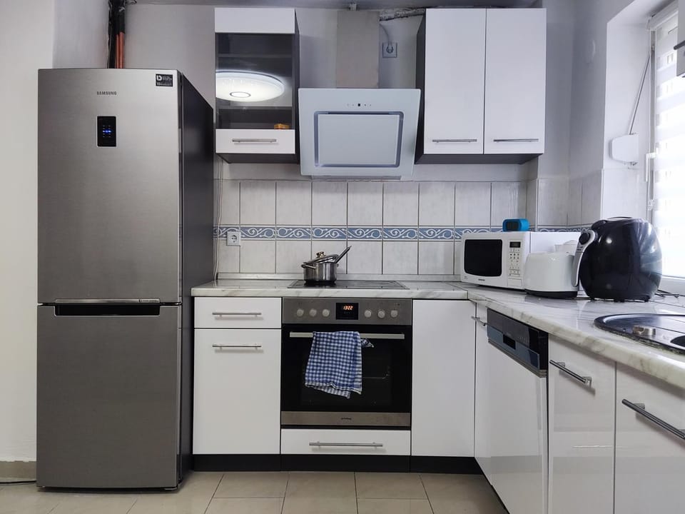 Kitchen or kitchenette, dishwasher, minibar, oven, pet friendly, stove, toaster