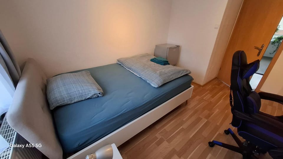 Bed, Kitchen or kitchenette, Photo of the whole room, Seating area, Bedroom