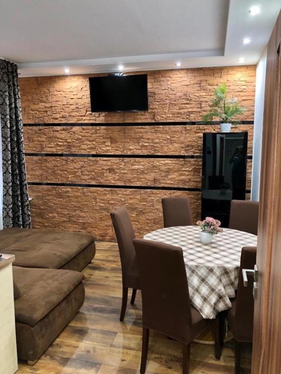 TV and multimedia, Seating area, Dining area