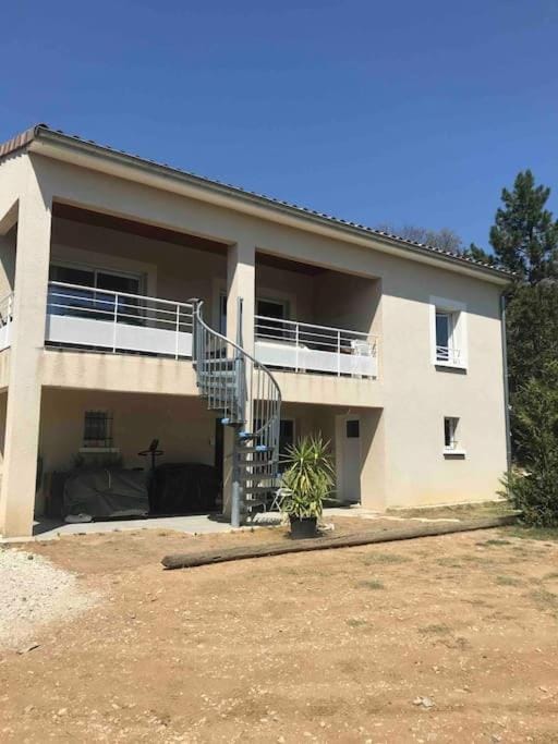 Maison avec piscine au calme House in Provence