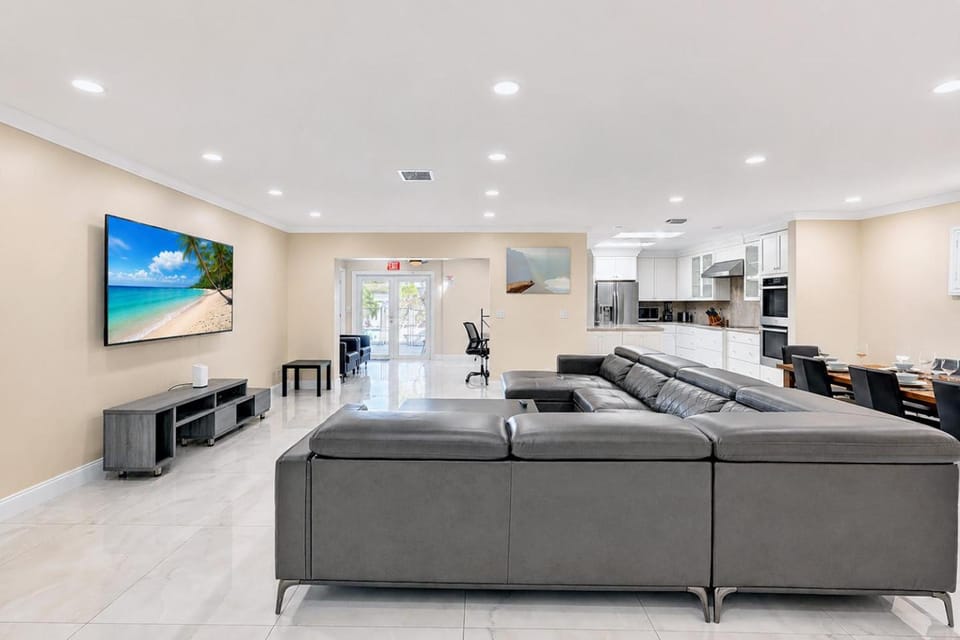 TV and multimedia, Kitchen or kitchenette, Living room, Seating area
