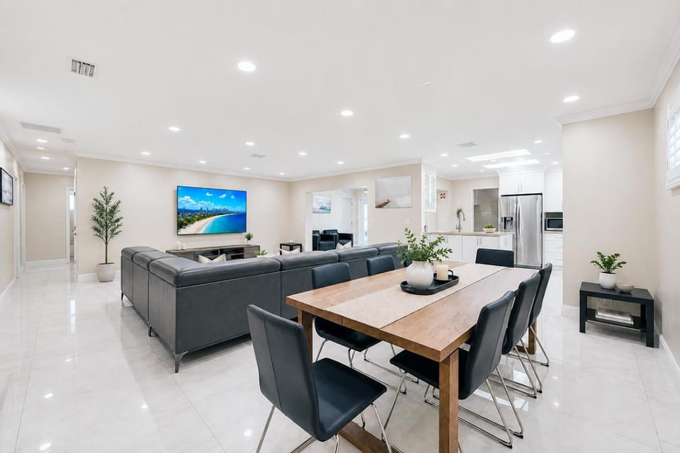 TV and multimedia, Kitchen or kitchenette, Living room, Dining area