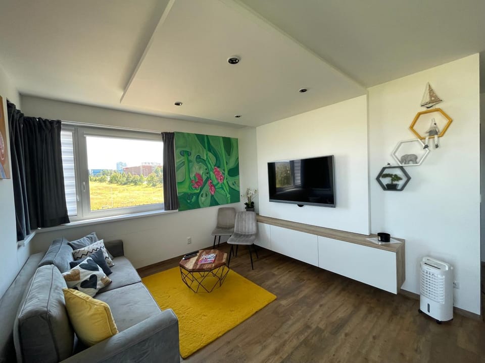 TV and multimedia, Living room, Seating area, Evening entertainment