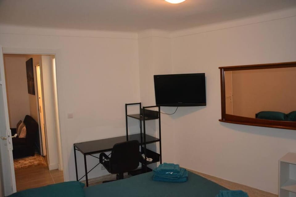 Bed, TV and multimedia, Photo of the whole room, Bedroom