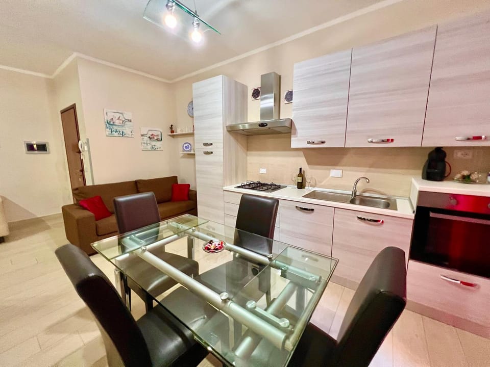 Kitchen or kitchenette, Dining area, dishwasher