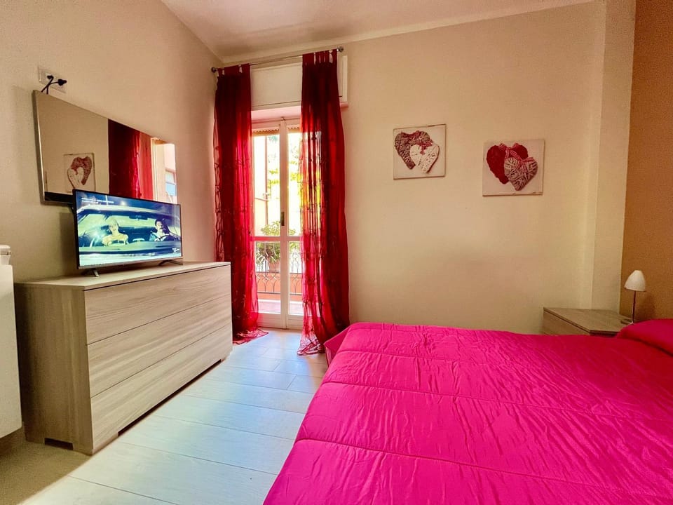 Bed, TV and multimedia, Photo of the whole room, Bedroom
