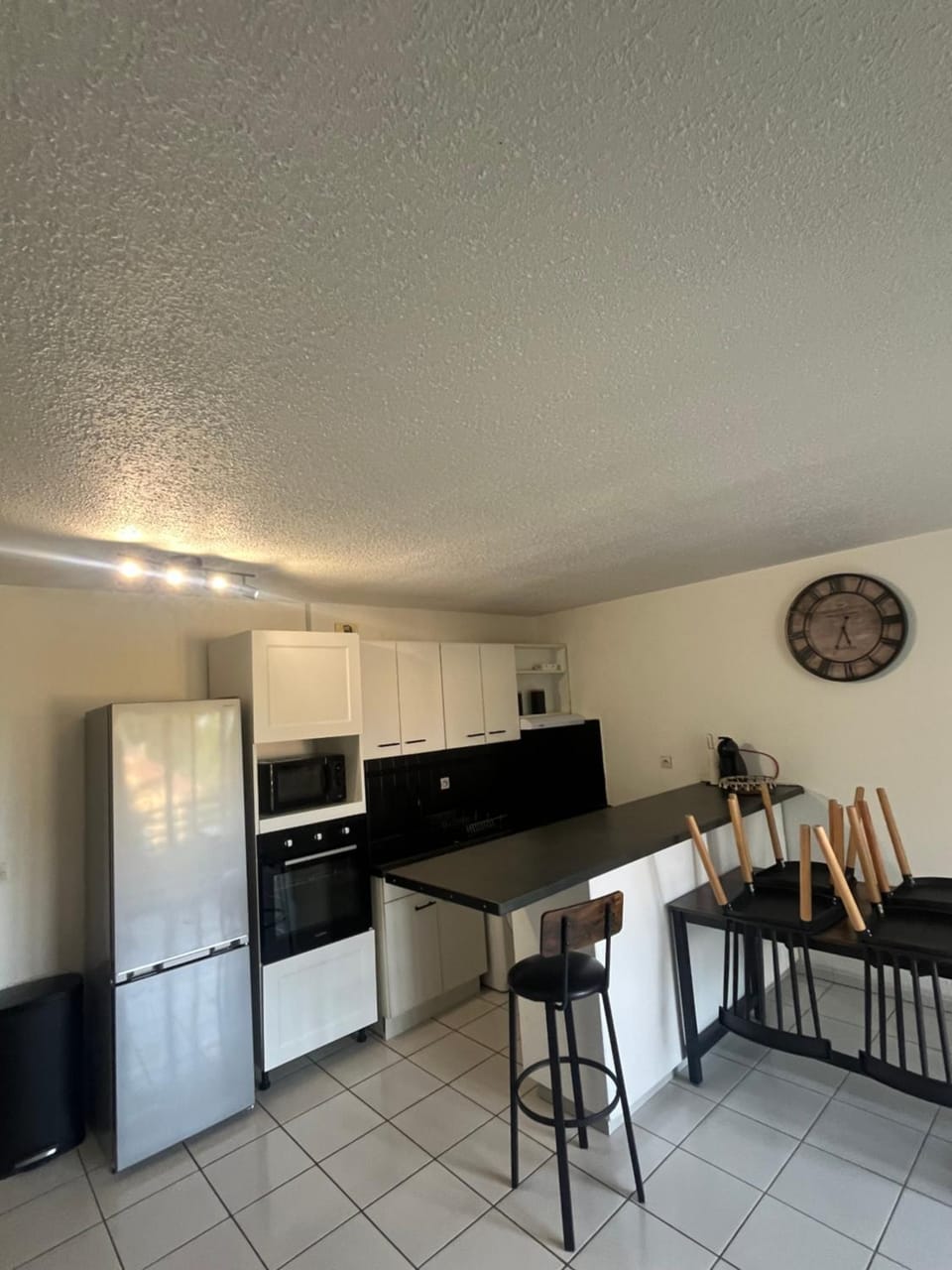 Kitchen or kitchenette, dishwasher, minibar, oven, stove