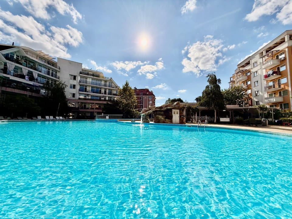 Charming 2-bed flat with pool view in Sunny Beach, Bulgaria Apartment in Sunny Beach