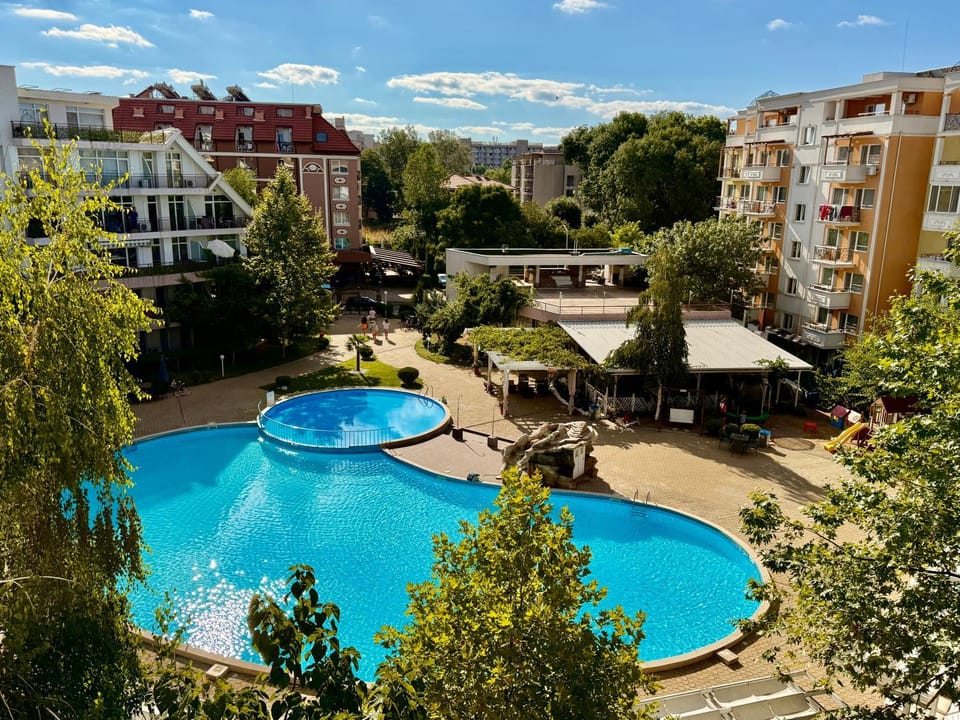 Charming 2-bed flat with pool view in Sunny Beach, Bulgaria Apartment in Sunny Beach