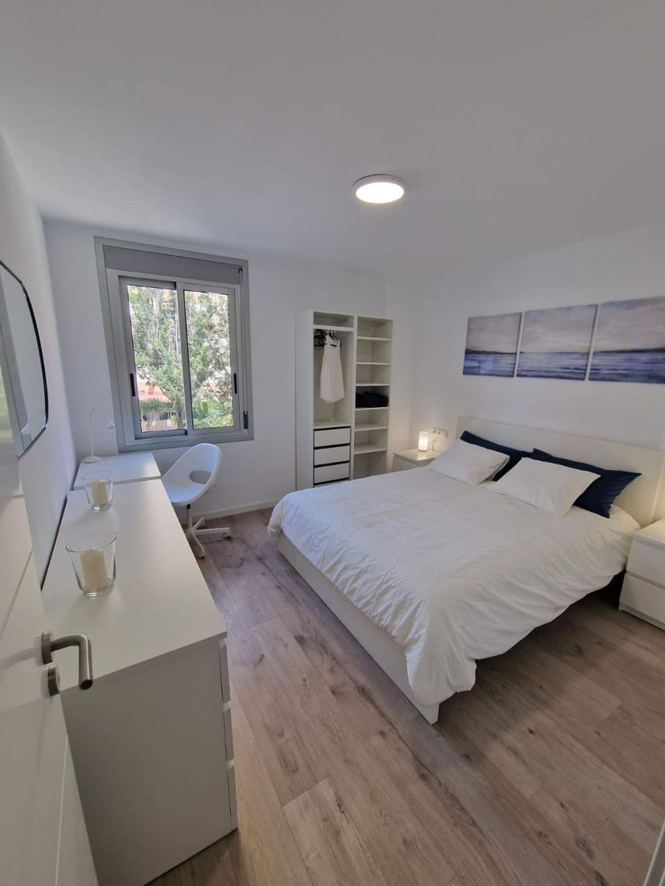 Bed, Seating area, Bedroom