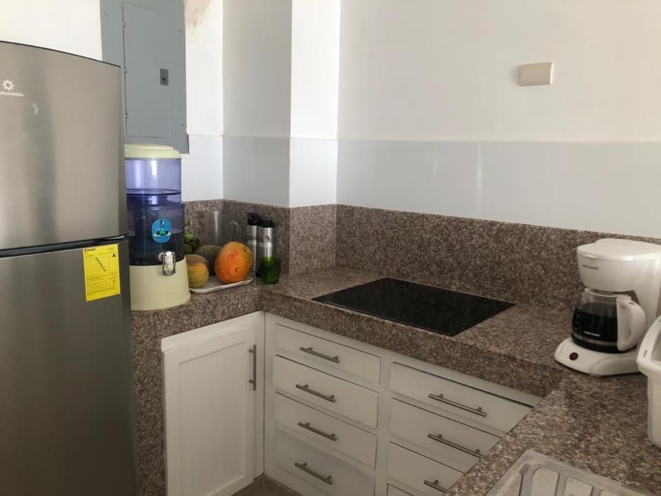 Coffee/tea facilities, Kitchen or kitchenette, stove