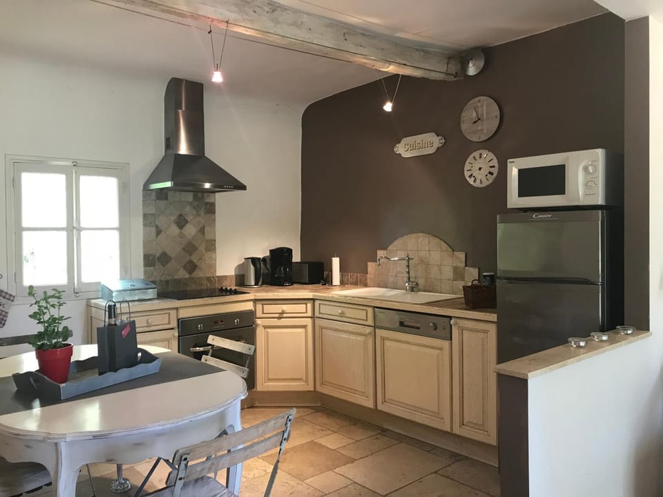 Kitchen or kitchenette, Dining area, dishwasher, minibar, pet friendly, stove