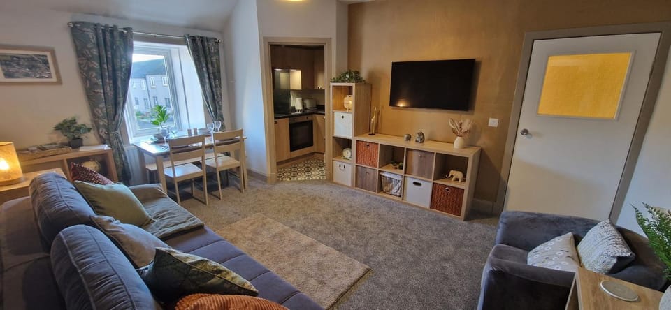 TV and multimedia, Living room, Photo of the whole room, Seating area, Dining area, hair dresser