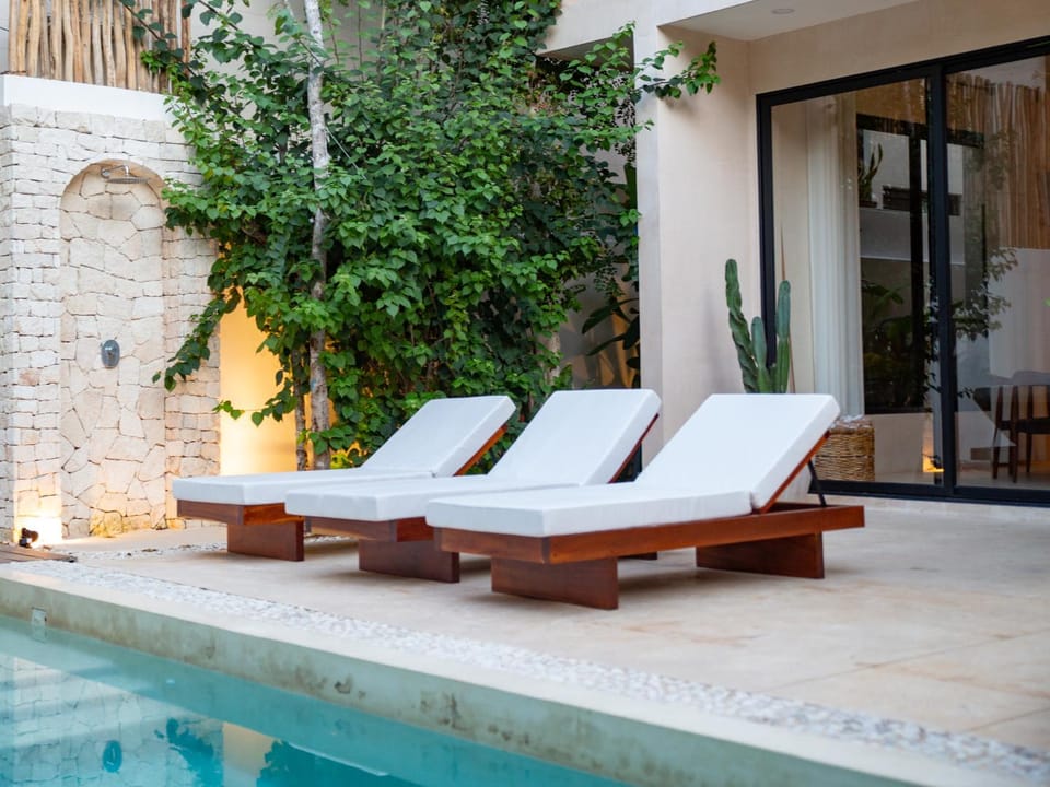 Seating area, Swimming pool, sunbed