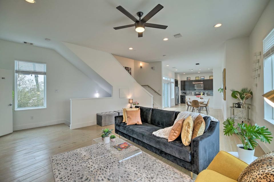 Downtown Houston Townhome w/ Balcony + Yard! House in Harris County