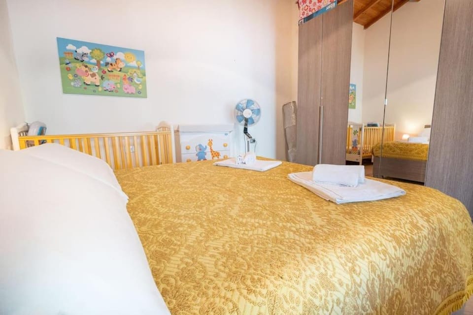 Bed, Photo of the whole room, Bedroom, cot, fireplace, locker, towels, wardrobe