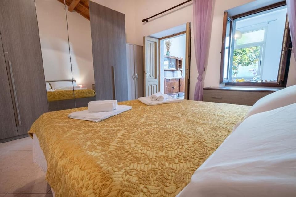 Bed, Photo of the whole room, Bedroom, fireplace, locker, towels, wardrobe