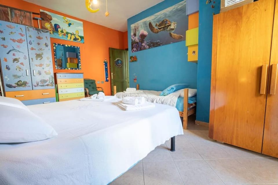 Bed, Photo of the whole room, Bedroom, fireplace, locker, towels, wardrobe